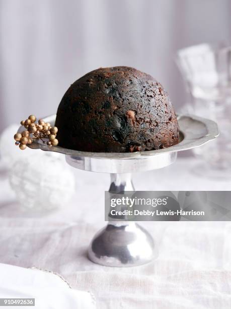 christmas pudding on silver cake stand - christmas pudding stock-fotos und bilder