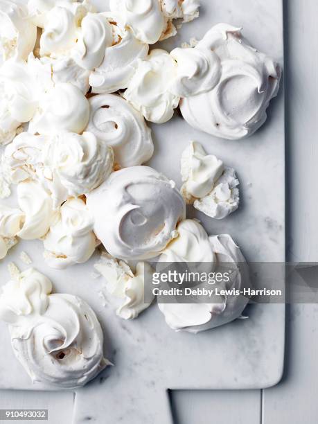 freshly baked meringues, overhead view - merengue fotografías e imágenes de stock