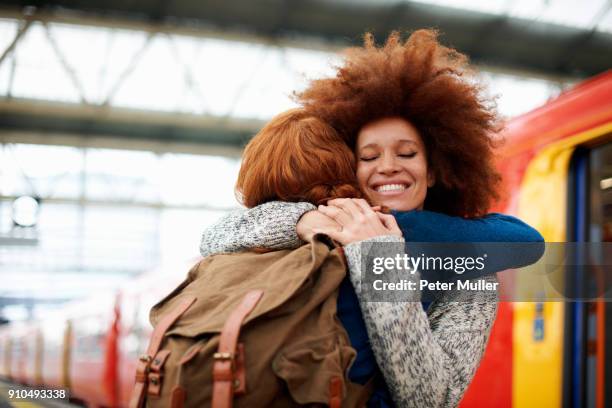 friends meeting up in london - quai de gare photos et images de collection