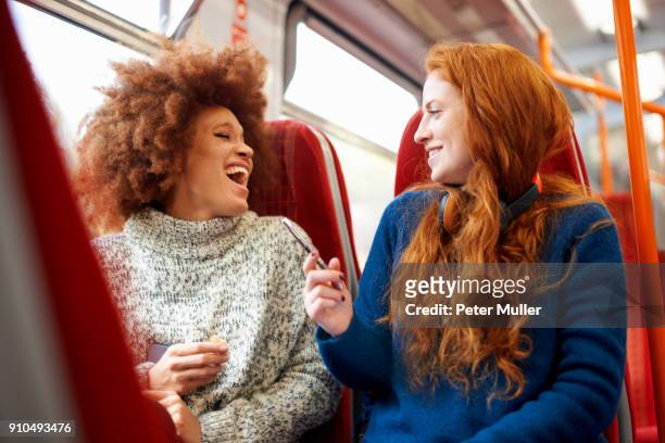 friends on train, london - 講堂 個照片及圖片檔