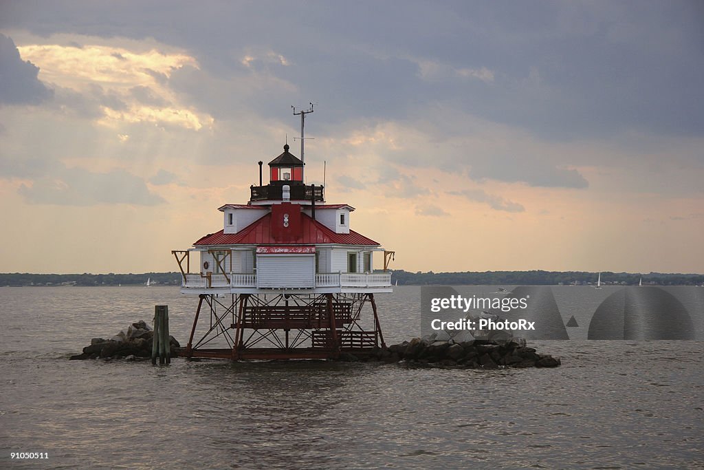 Thomas point lighthouse sotto cielo minaccioso primo piano
