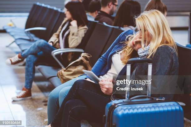 國際機場等候航班旅客的側面圖 - jet lag 個照片及圖片檔