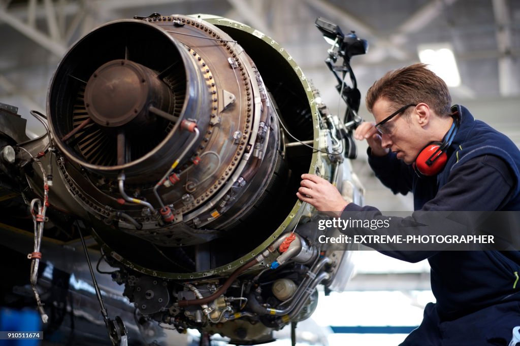 Fluggerätmechaniker im hangar