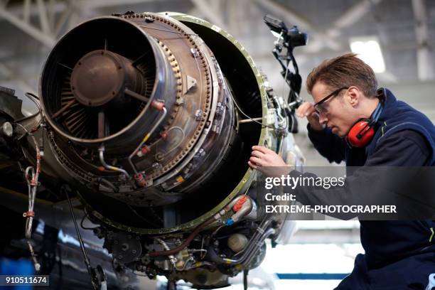 fluggerätmechaniker im hangar - flugzeugmechaniker stock-fotos und bilder