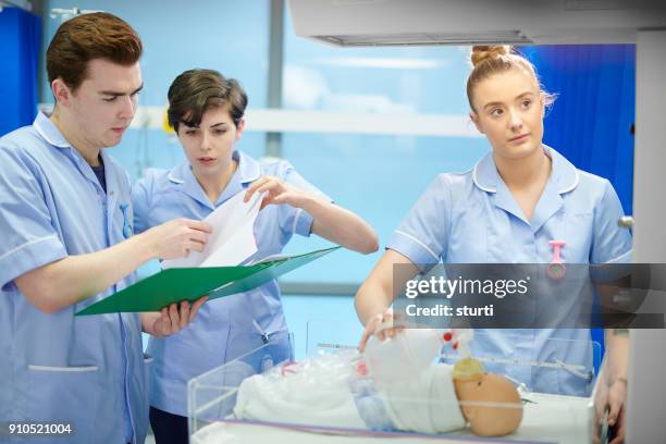 estudiantes de obstetricia - comadrona fotografías e imágenes de stock