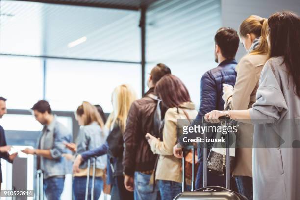 groep mensen die permanent in de wachtrij bij gate - boarding stockfoto's en -beelden