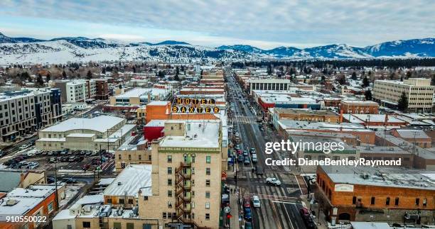 luftaufnahme der innenstadt von bozeman mit baxter hotel - montana stock-fotos und bilder