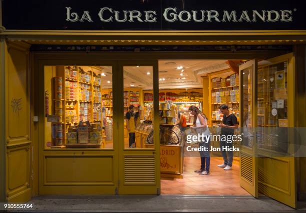 the international confectionary store, la cure gourmande, in central madrid. - gourmande imagens e fotografias de stock
