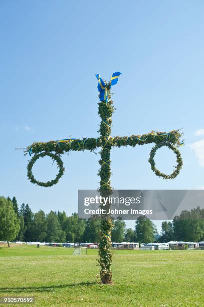 maypole - midsummer sweden stock-fotos und bilder