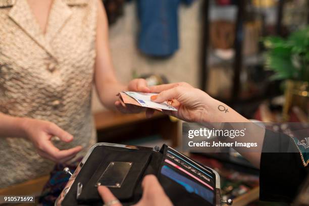 customer paying in shop - pay cash stock-fotos und bilder