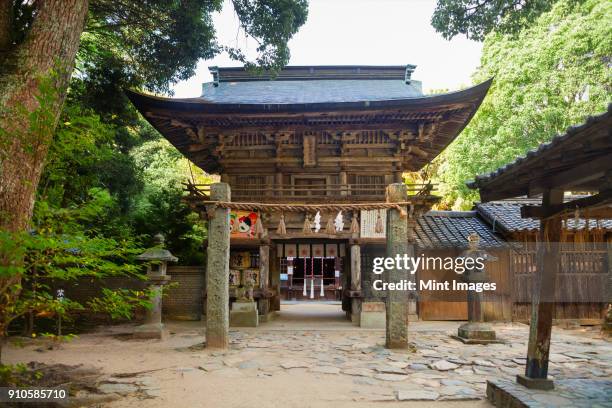 exterior view of shinto sakurai shrine, fukuoka, japan. - scintoismo foto e immagini stock