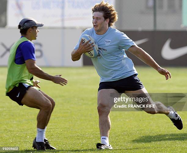 Francois Steyn of South-Africa runs with the ball during a training session of the French Top 14 rugby union club Racing-Metro on September 23, 2009...