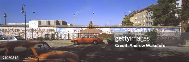 Panoramic view of the Berlin Wall towards East Berlin at Waldemarstrasse and Bethaniendamm in Berlin's district of Kreuzberg on May 02, 1987 in...