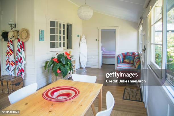 all'interno di una tipica casa sulla spiaggia australiana - casa al mare foto e immagini stock