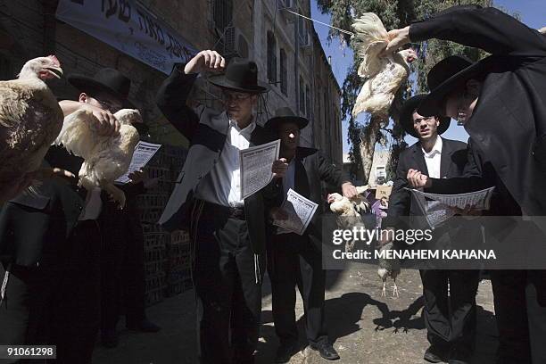 Kaparot Ritual The Kapparot Jewish Atonement Ceremony Photos and Premium High Res ...