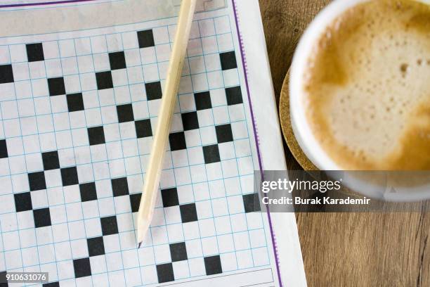 pen on puzzle paper and coffee - mot photos et images de collection