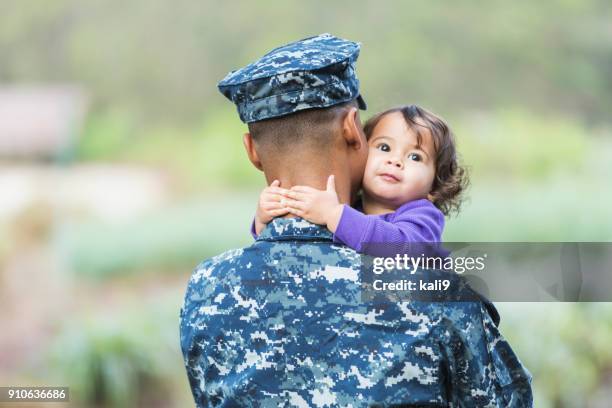 us-soldat mit baby girl - navy stock-fotos und bilder