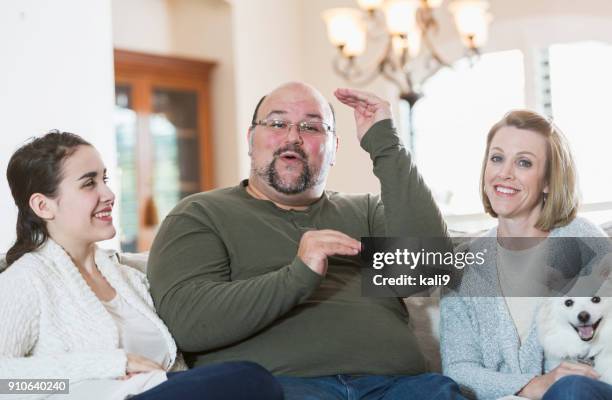 gezin met tiener zittend op de bank, met gebarentaal - chubby teen stockfoto's en -beelden