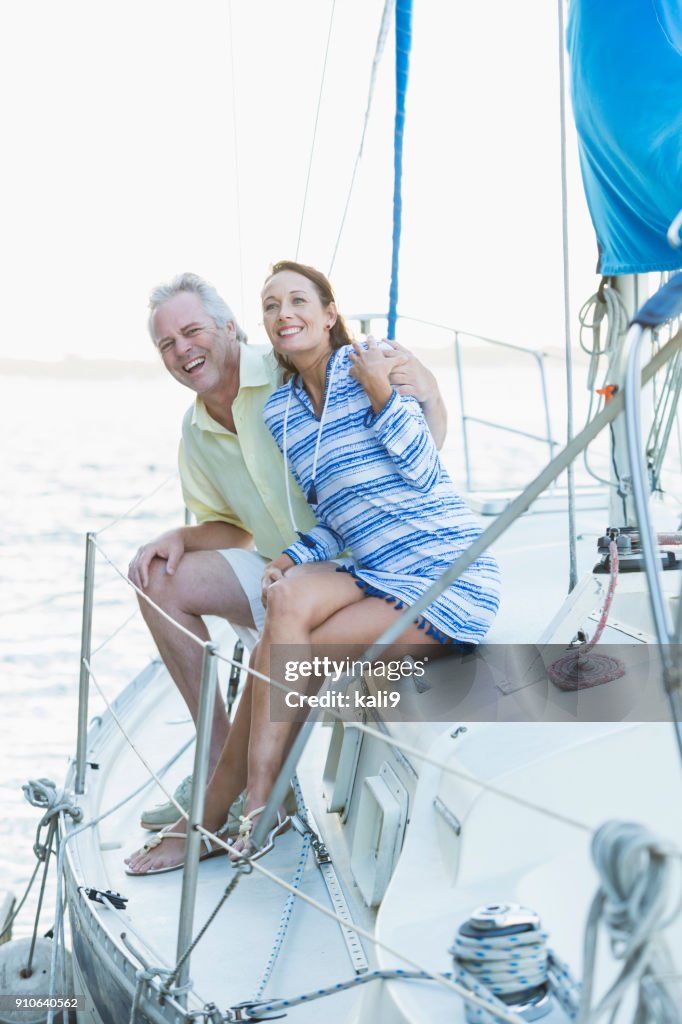 Älteres Paar auf einem Segelboot
