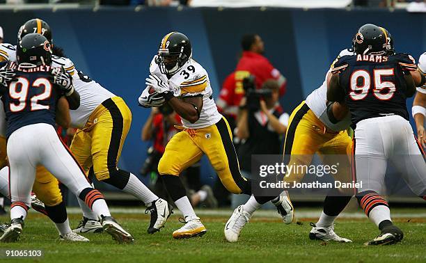 Willie Parker of the Pittsburgh Steelers runs through the hole as Hunter Hillenmeyer and Anthony Adams of the Chicago Bears are blocked on September...