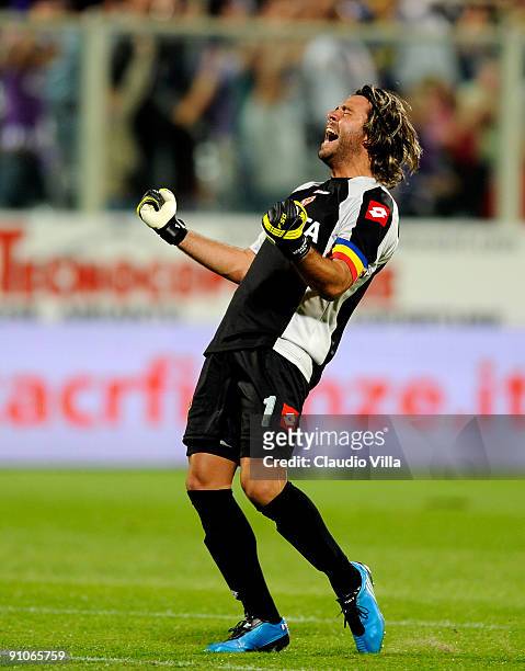Sebastien Frey of Fiorentina celebrates after the first goal during the Serie A match between ACF Fiorentina v UC Sampdoria at Stadio Artemio Franchi...