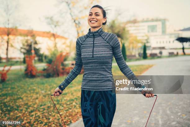 sportvrouw springtouw - touwtje springen stockfoto's en -beelden