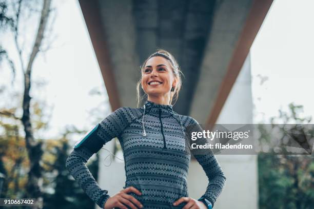 sportvrouw rusten - low angle view stockfoto's en -beelden