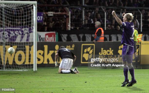 Dennis Schmidt of Osnabrueck celebrates during the penalty shooting at the DFB Cup second round match between VfL Osnabrueck and Hamburg SV at...