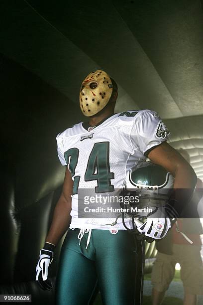 Cornerback Sheldon Brown of the Philadelphia Eagles stands in the players tunnel wearing a "Jason" mask before a game against the New Orleans Saints...