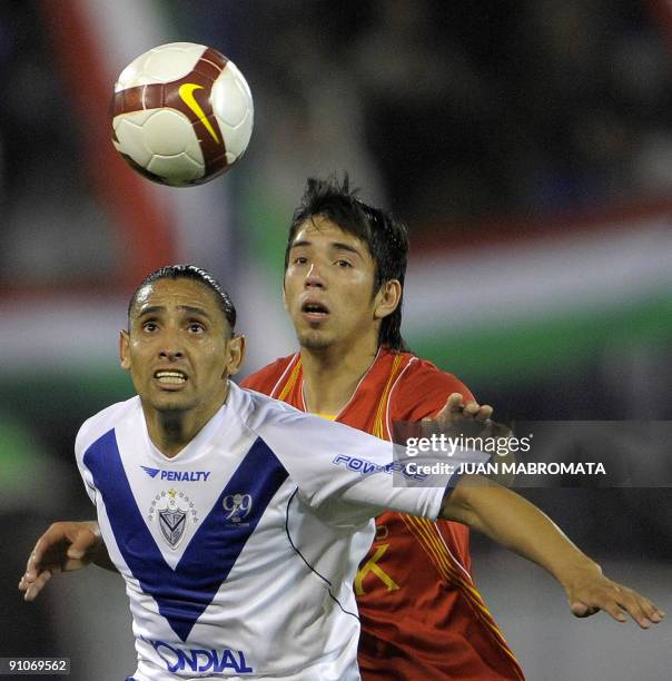 Argentina's Velez Sarsfield midfielder Victor Zapata vies for the ball with Chile's Union Espanola defender Jorge Ampuero during their Copa...