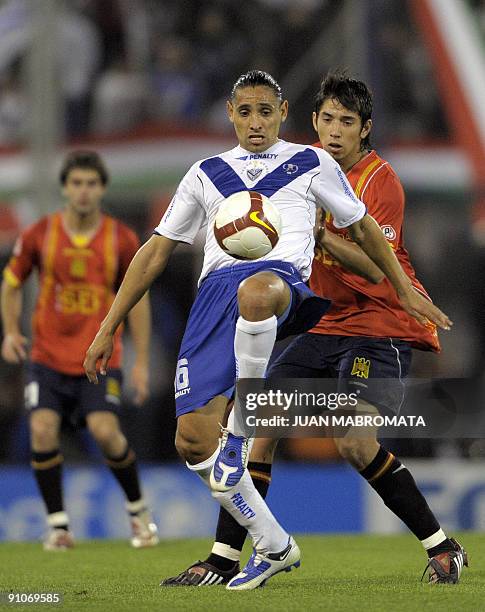 Argentina's Velez Sarsfield midfielder Victor Zapata vies for the ball with Chile's Union Espanola defender Jorge Ampuero during their 2009 Copa...