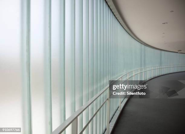 curving sweep of a glass sided corridor - santa clara california fotografías e imágenes de stock