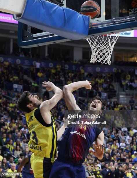 Ante Tomic, #44 of FC Barcelona Lassa in action with Marko Guduric, #23 of Fenerbahce Dogus during the 2017/2018 Turkish Airlines EuroLeague Regular...