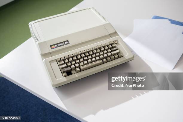 Apple Computer System 1983 276 Pc 1983 Stock Photos, High-Res Pictures, and Images - Getty Images