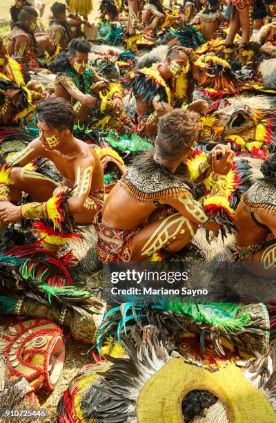 tribesman at festival - dinagyang festival - fotografias e filmes do acervo