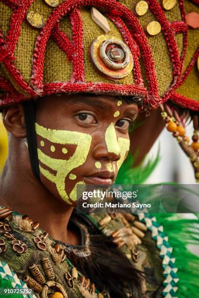 tribesman at festival - dinagyang festival - fotografias e filmes do acervo