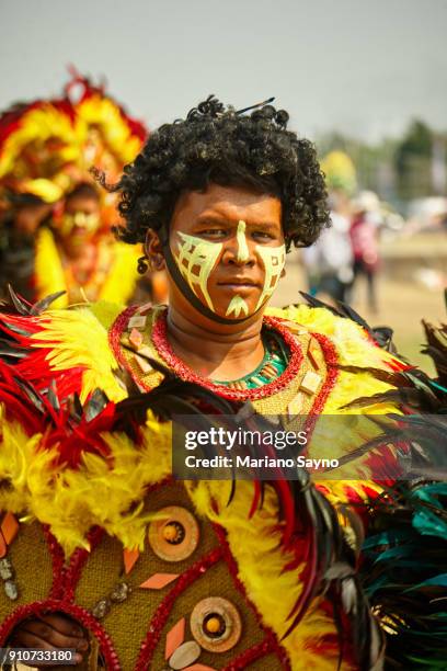 tribesman at festival - dinagyang festival - fotografias e filmes do acervo