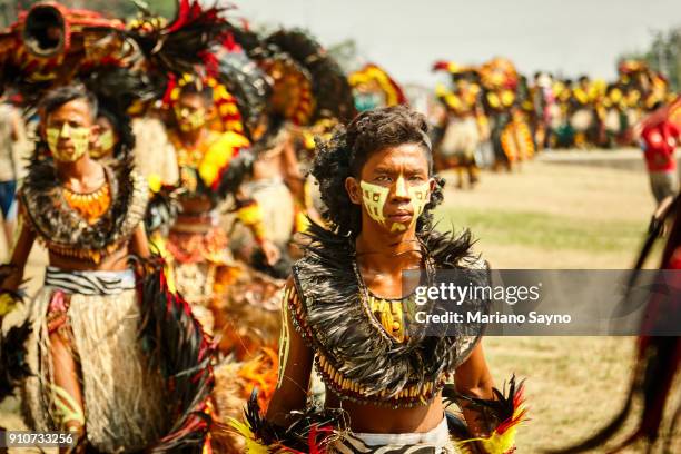 row of tribesman standing in line at festival - dinagyang festival - fotografias e filmes do acervo