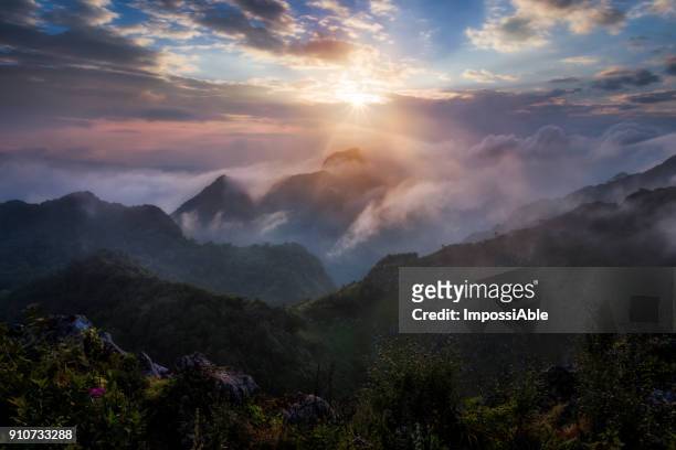 landscape mountain peak with cloud at sunset, chiangdao, chaingmai, thailand - impossiable fotografías e imágenes de stock