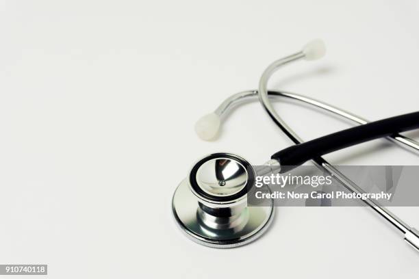 stethoscope on white background - stethoskop stock-fotos und bilder