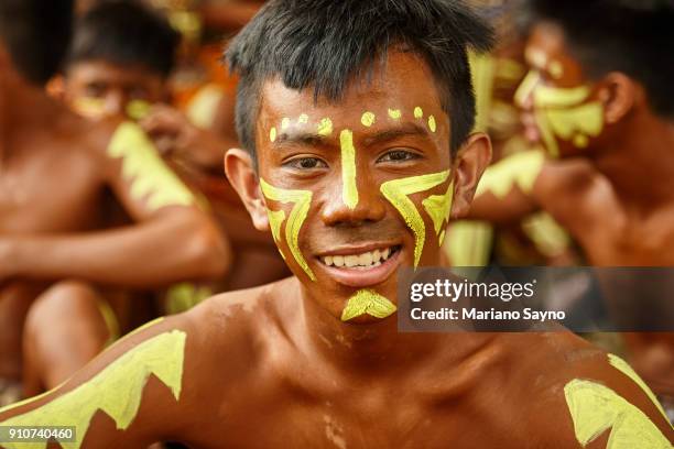 tribesman at festival - dinagyang festival - fotografias e filmes do acervo