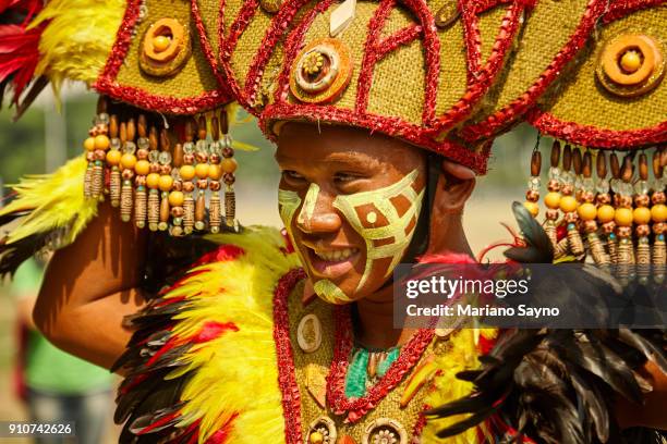 tribesman at festival - dinagyang festival - fotografias e filmes do acervo