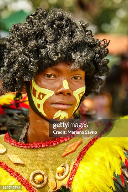 tribesman at festival - dinagyang festival - fotografias e filmes do acervo