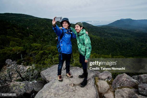 hikers taking pictures - 日本　手にもつ　外　仲間 ストックフォトと画像