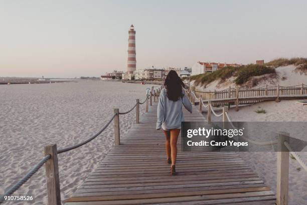 teenager running in nature, barra beach,aveiro,portugal - distrito de aveiro fotografías e imágenes de stock