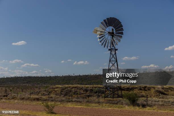 outback windmill - outback windmill bildbanksfoton och bilder