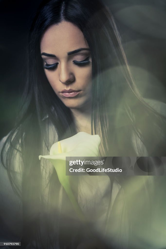 Schöne Frau, die weiße Calla Lilie Blume
