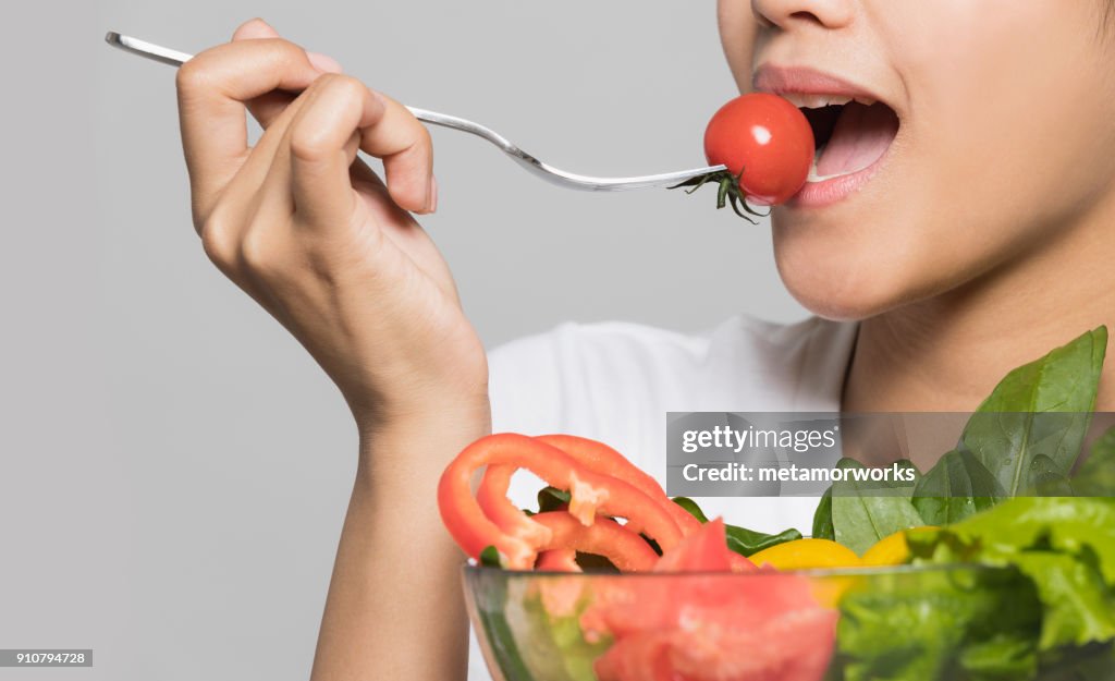 Junge Frau einen Salat essen.