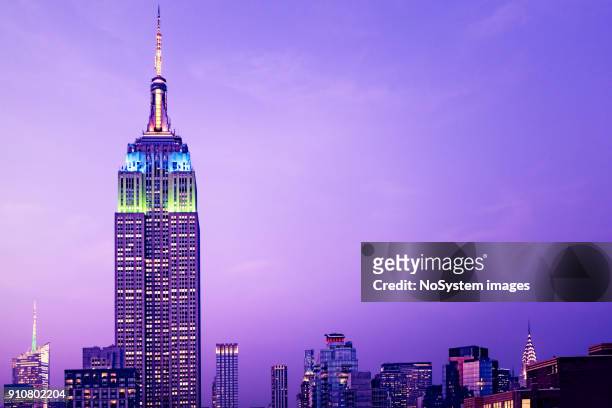 grattacieli di new york di notte. empire state building in primo piano - empire state building foto e immagini stock