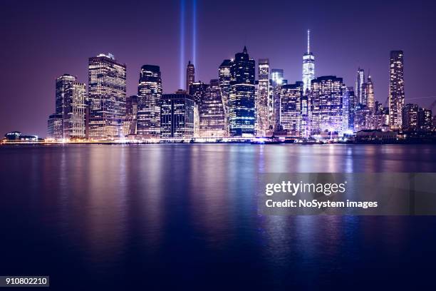 world trade center lights over manhattan. great view of manhattan skyline from brooklyn at dusk - 2015 world series imagens e fotografias de stock